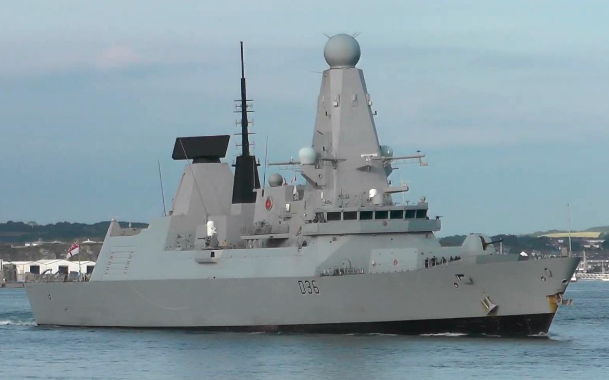 英国皇家海军45型驱逐舰卫士号d36进入德文波特海军基地20167