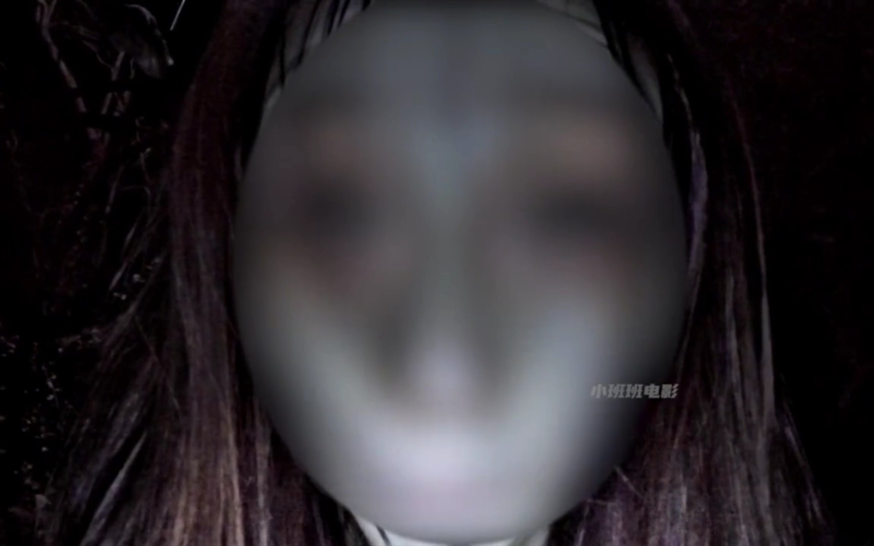 一群男女为了博取流量，直播夜闯恐怖禁地之首，结果团灭！恐怖片