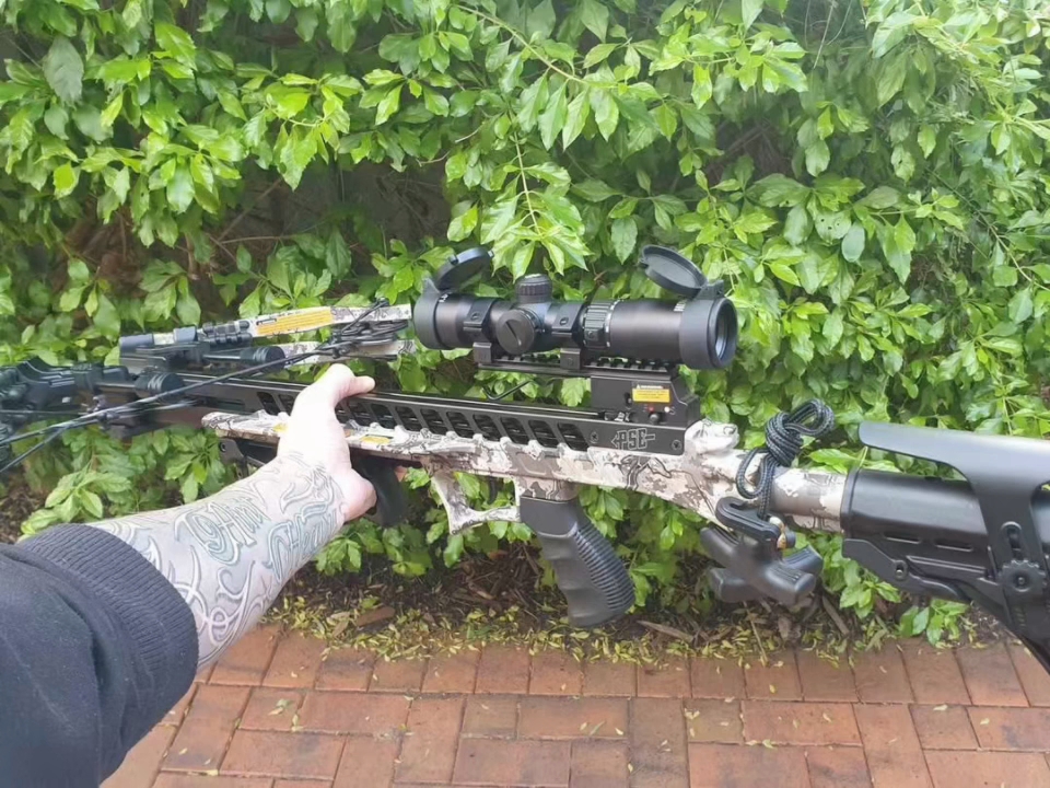 国外拍摄pse十字弓近距离观赏细节