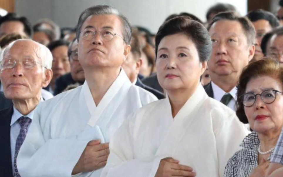 文在寅隐忍十年为卢武铉复仇李明博