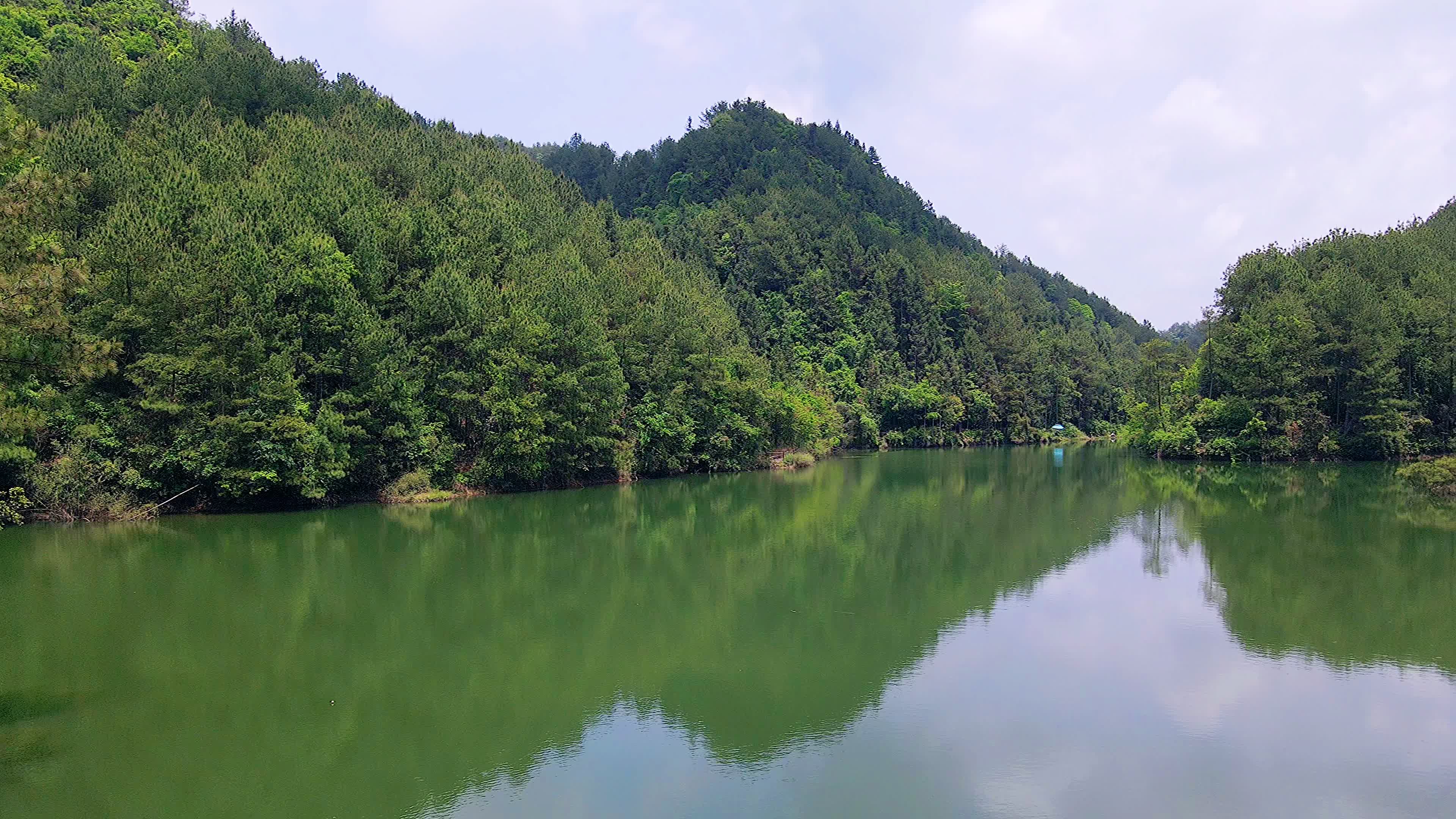 广福风景16航拍四川省达州市开江县广福镇黑天池湖泊三弯潭