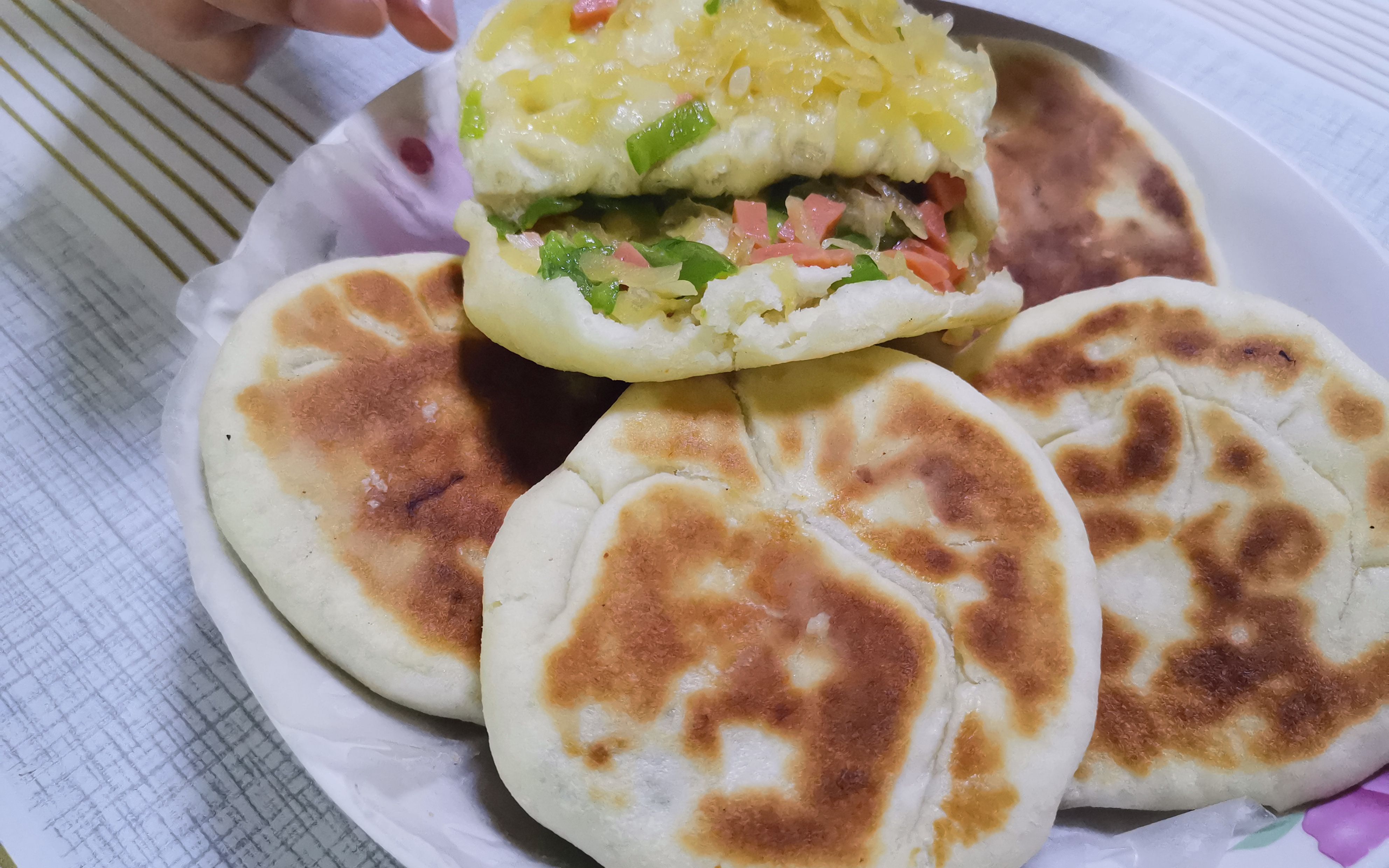 青椒的新吃法,青椒加火腿做成馅饼,一顿吃五个还不够-7c并巷-7c并巷的