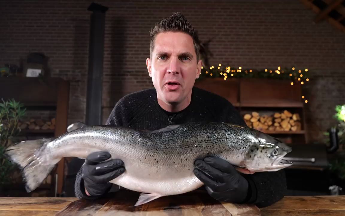 如何在雪松木上烤制我能找到的最大鲑鱼