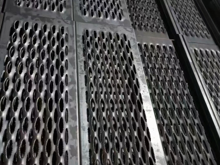 鳄鱼嘴防滑板的材质多样,常见的有普通铁板,不锈钢板,铝板等.