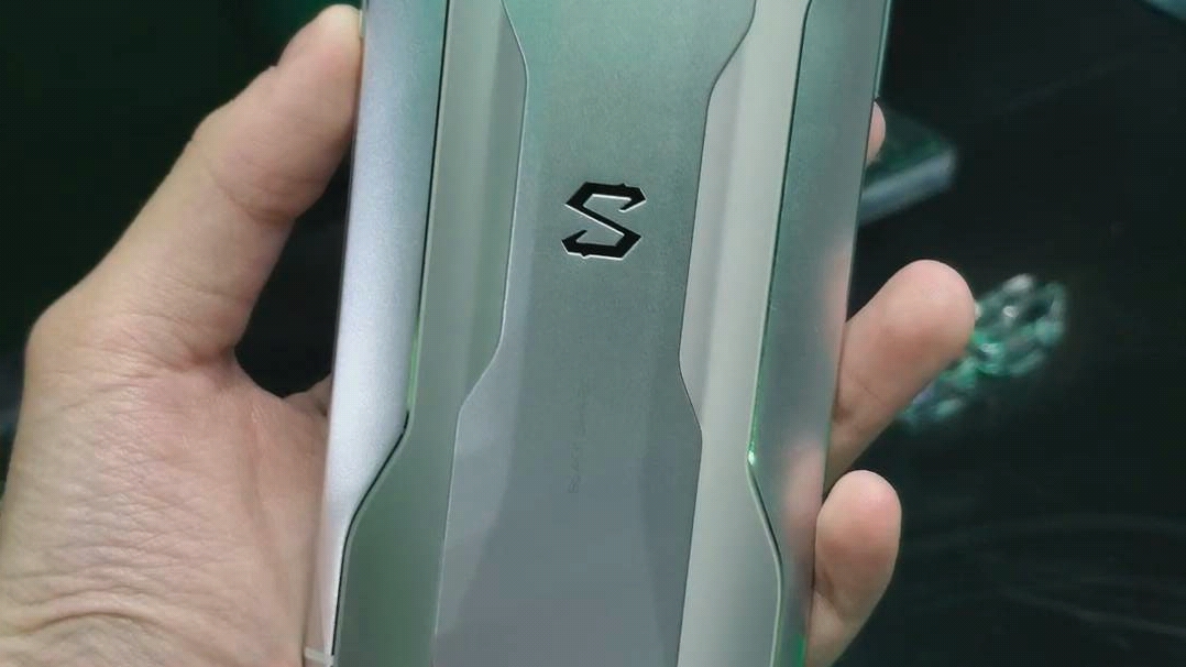 黑鲨游戏手机2冰封银简单上手