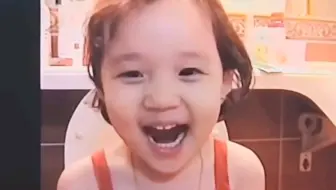 【金旼炡】坐马桶上妈妈让做什么表情就做什么表情，我家孩子真的可以当童模了