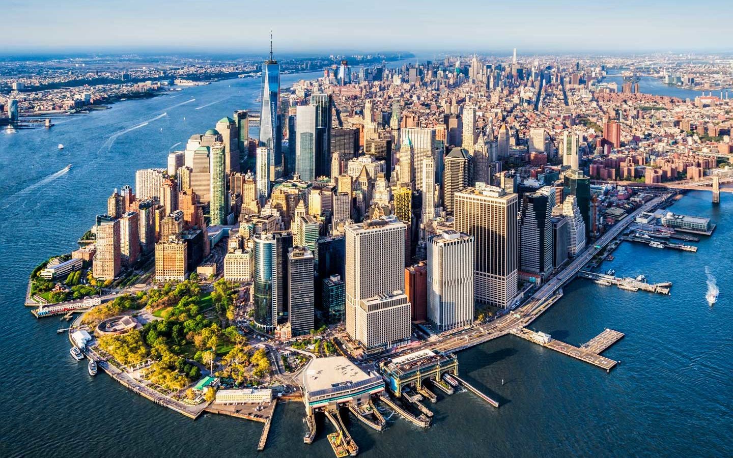 空中看纽约湾和纽约城市曼哈顿岛摩天大楼