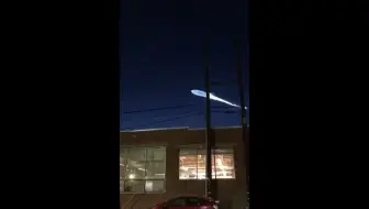 夜空惊现长尾巴UFO，形状奇特，无法给出合理解释