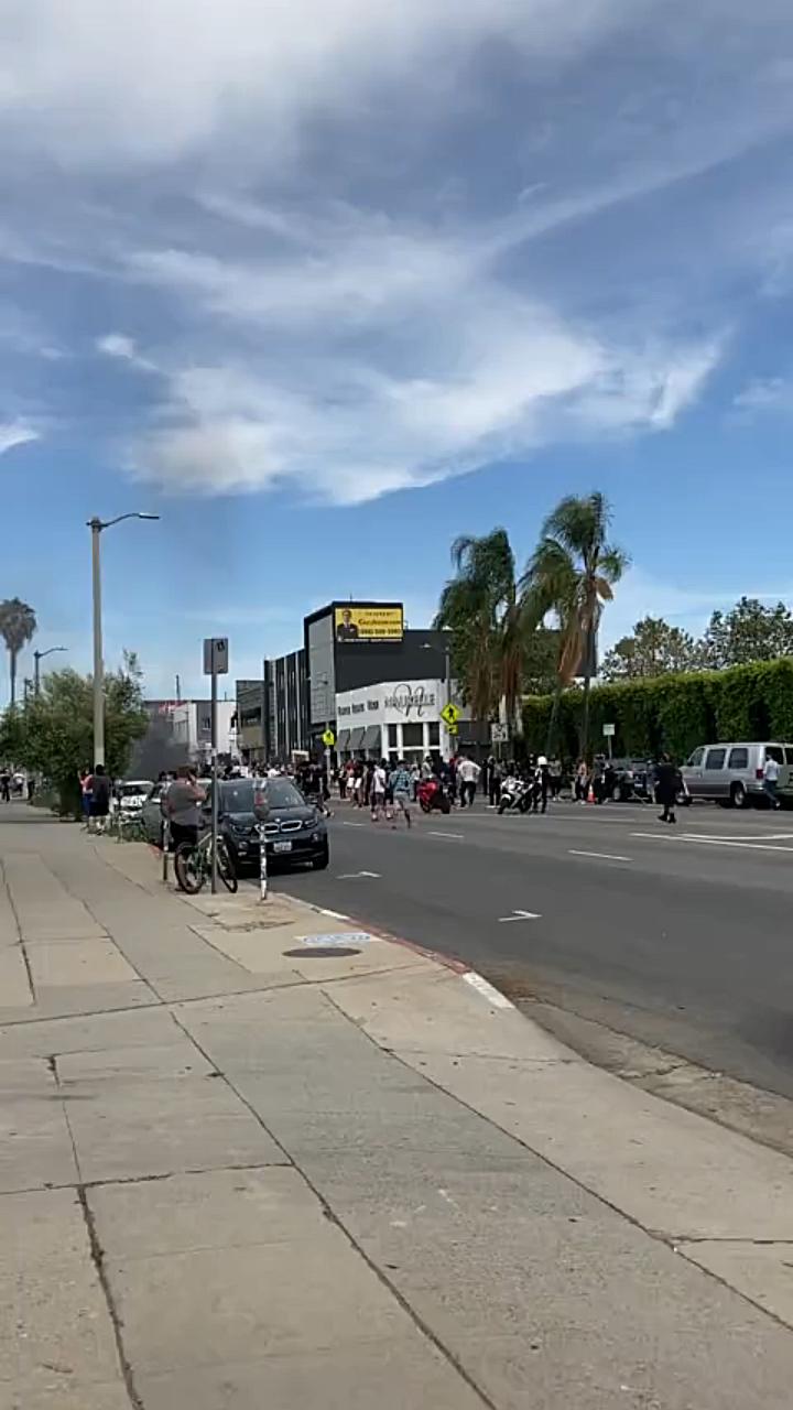 洛杉矶大暴乱,fairfax接近好莱坞区域被砸抢烧.