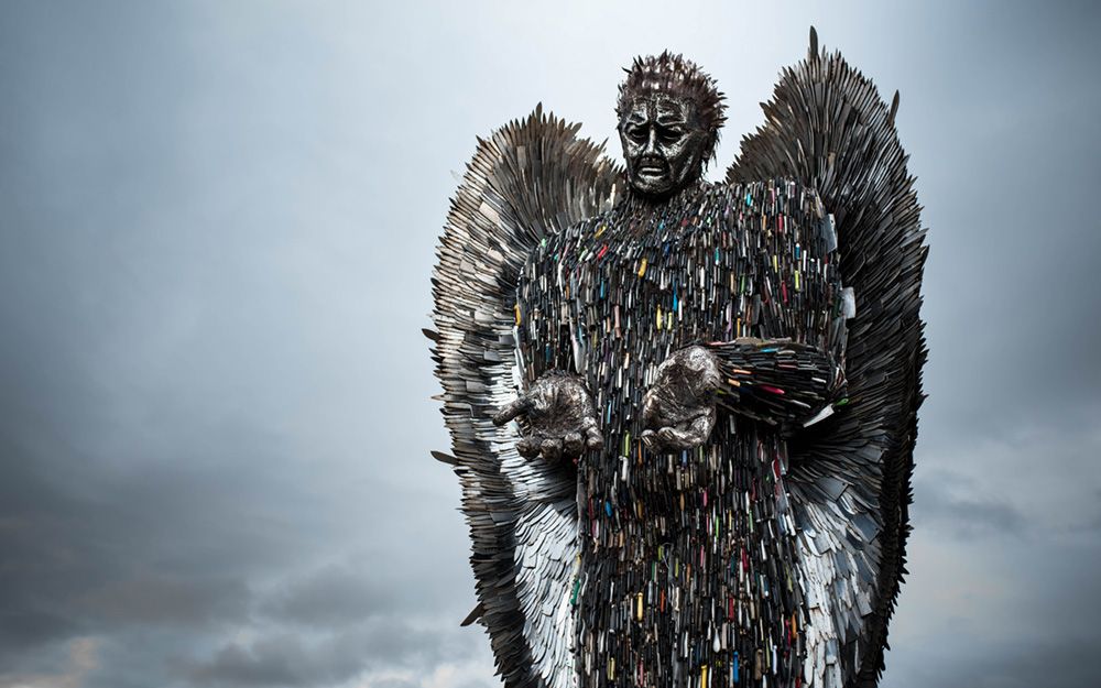 艺术家alfie bradley 超过十万把刀制成的雕塑 刀天使 刀源自于警局