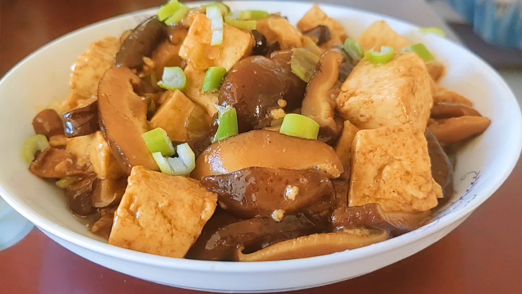 今天做了香菇烧豆腐,家里人都说好吃.