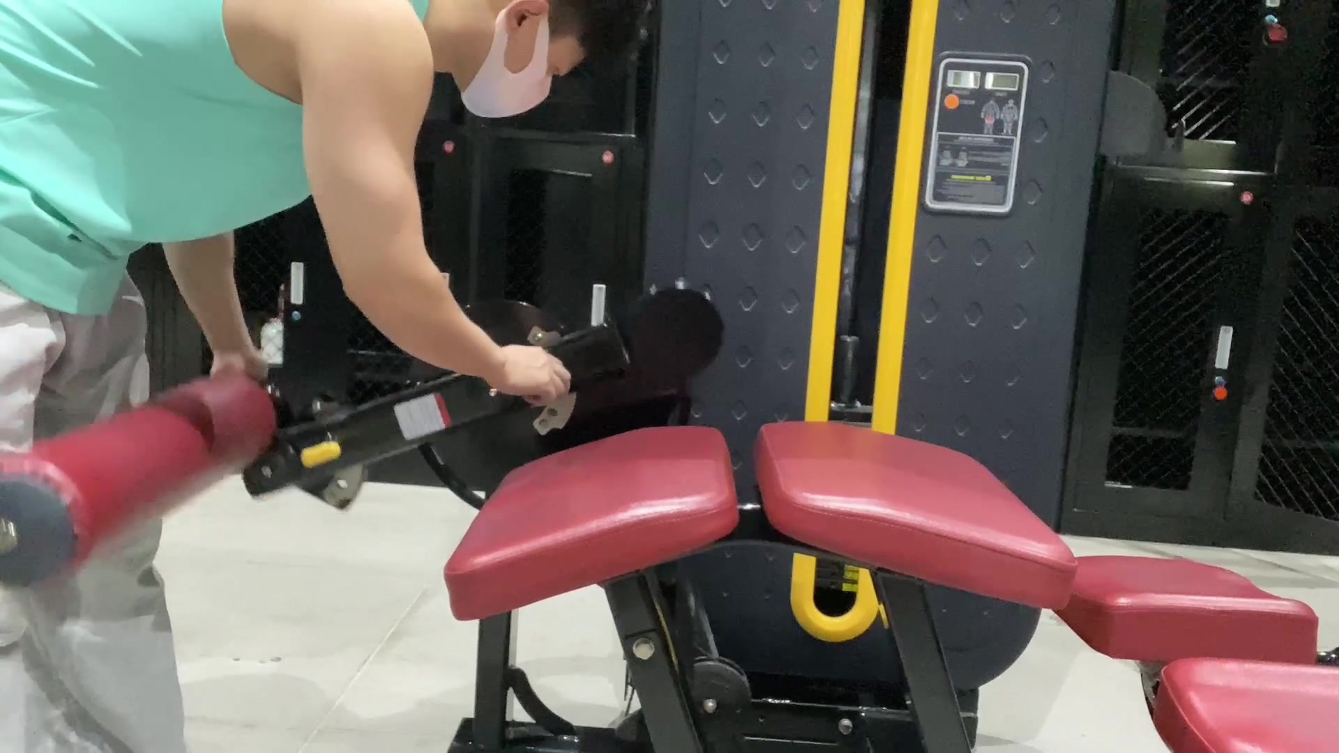 坐姿腿弯举器械使用教程