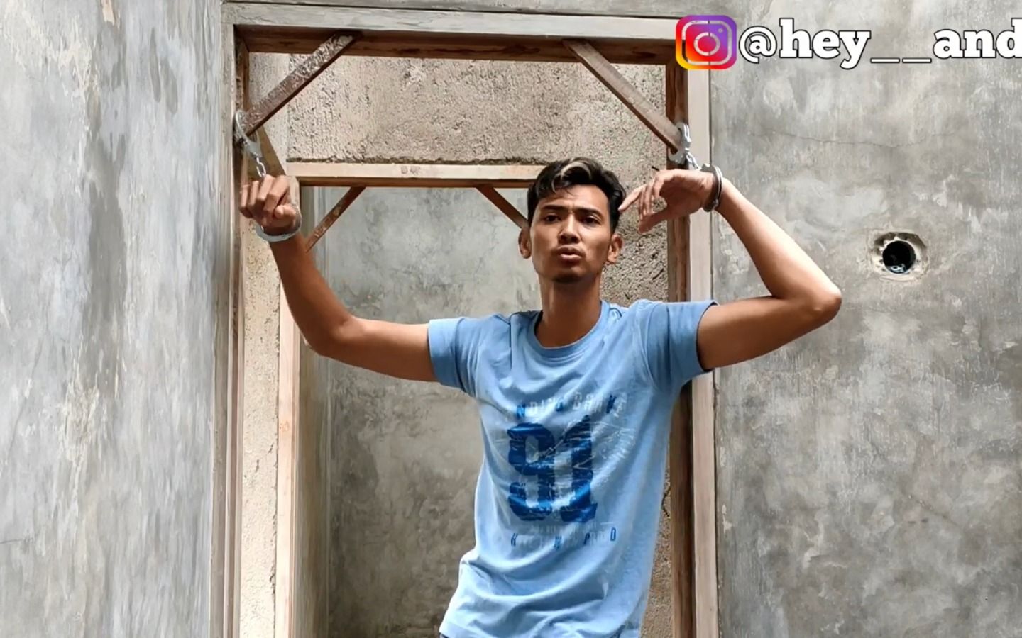 【整蛊搞笑视频】第2部 - 印尼网红被哄骗双手用手铐分铐被搞惨了