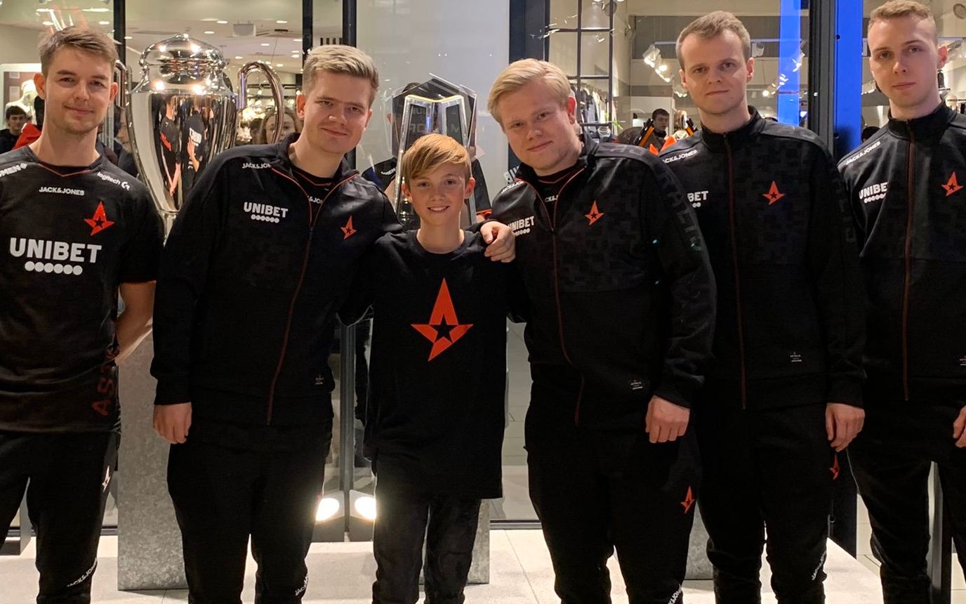 线下astralis队服大卖,只要买就能合照.连固雷5都说6