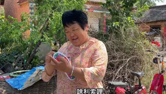 山村大婶2块钱买一双鞋垫坯，绣成得3天，只因孩子喜欢