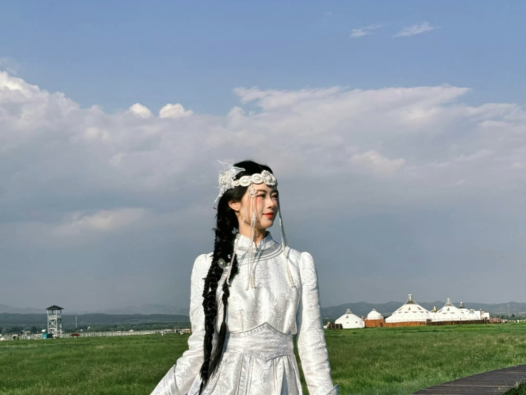 白裙少女与蓝天白云共舞