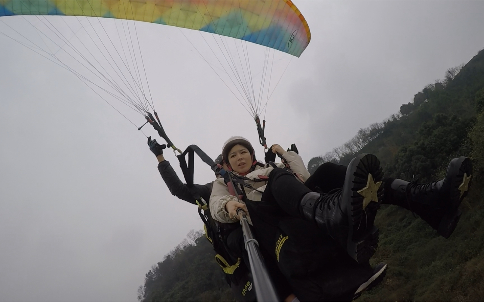 约了今天四点来去重庆好美面毕胜大夫闲着没事就来玩了个滑翔伞你们来