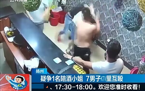 [图]为了争1个陪酒小姐，7名男子在KTV里大打出手！