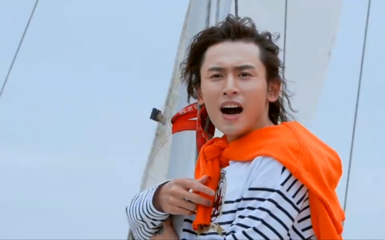 张哲瀚海边捡垃圾