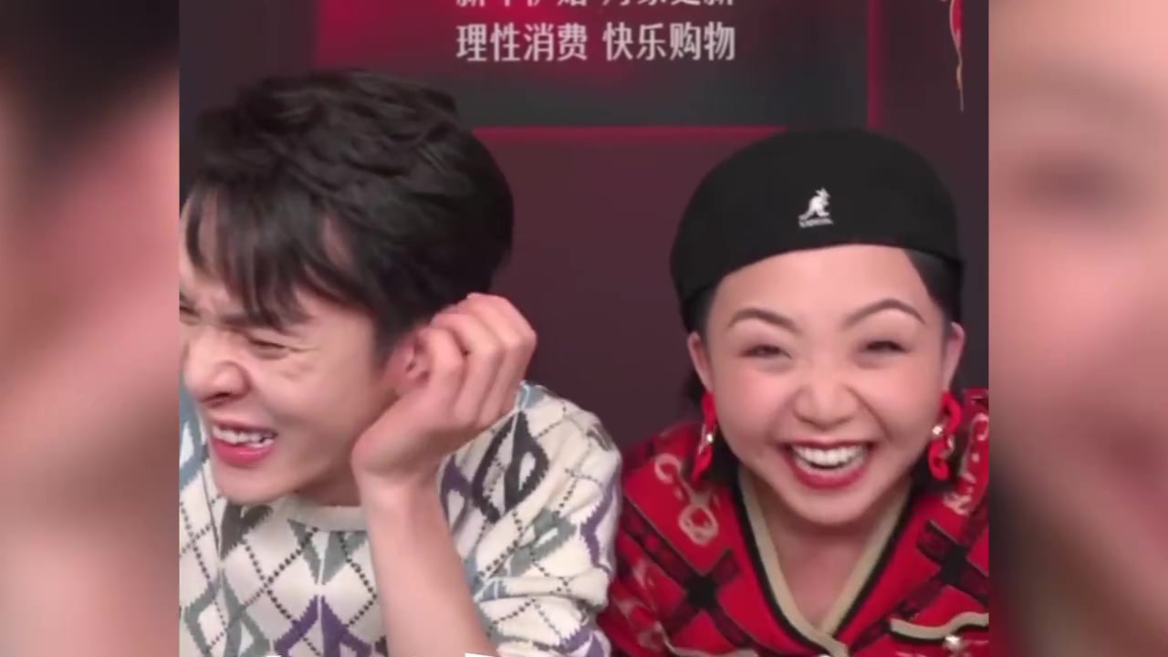 【李佳琦】辣目洋子直播搞怪互动,拍照造型太奇怪,两个李佳琦太搞笑