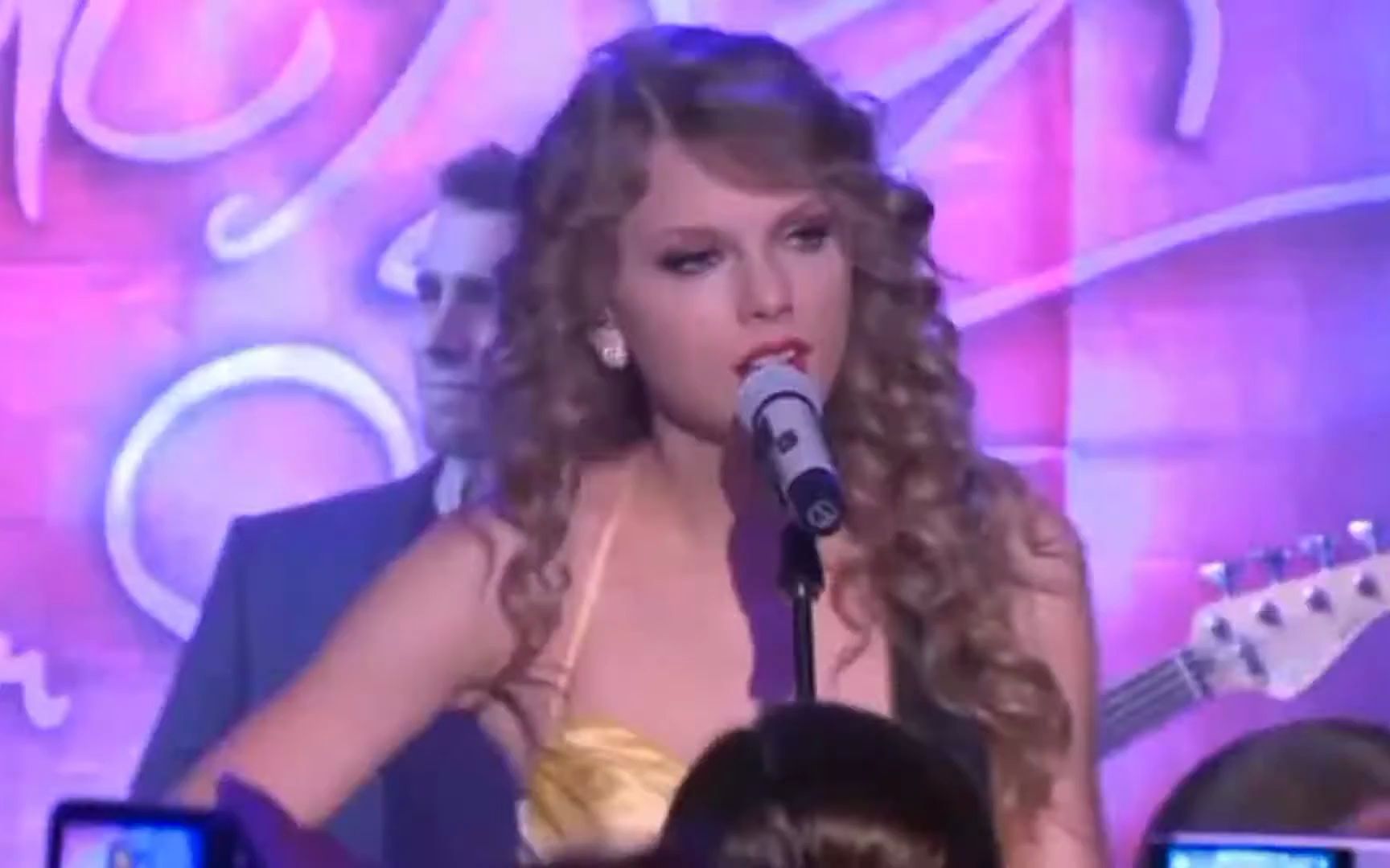 [图]【回到12月】Taylor Swift - Back To December (Live 2010.10.25)