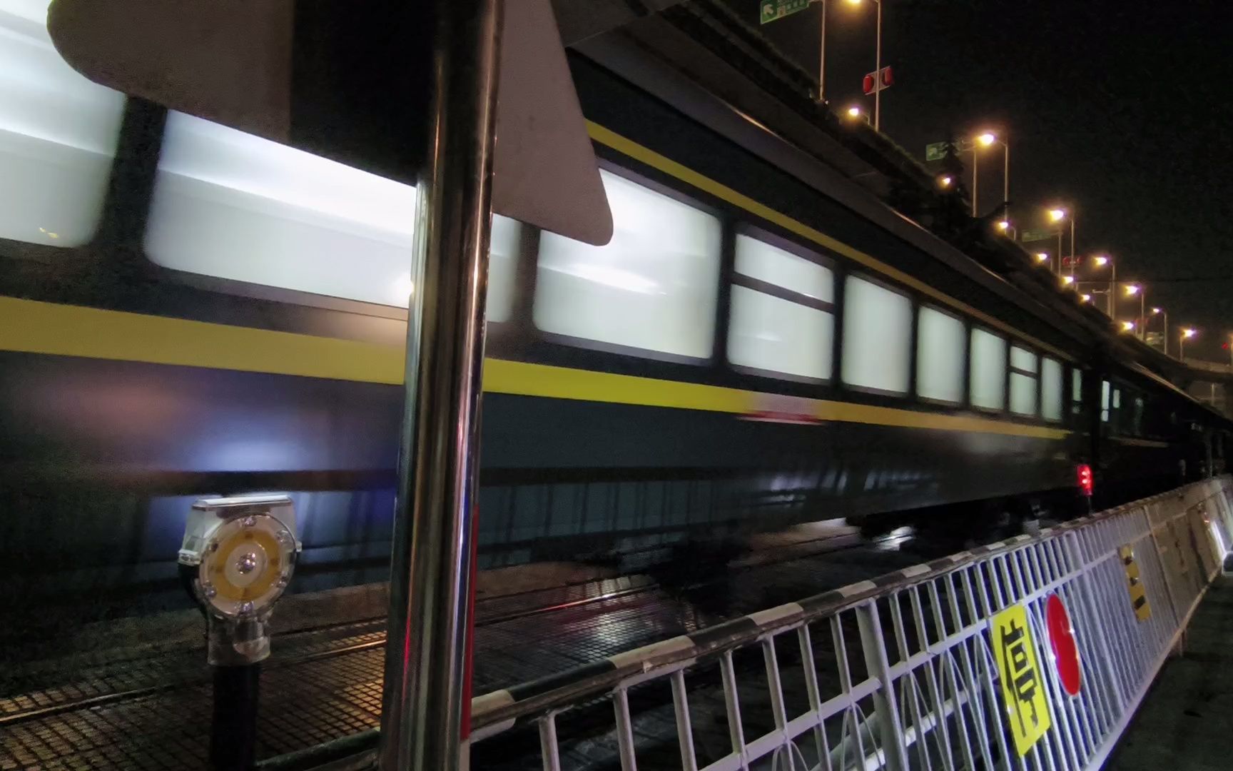 k137次列车于220822 22:42沿宁芜线达速通过南京雨花门道口