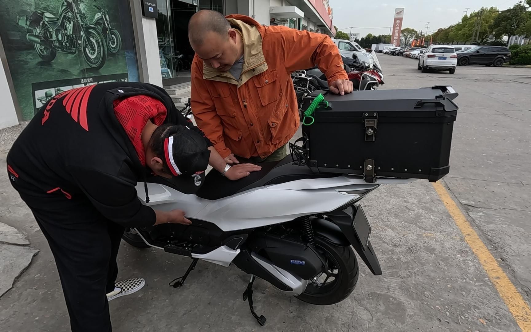 本田工厂店偶遇阿美咔叽风pcx150车主! 尾箱竖装有奥妙