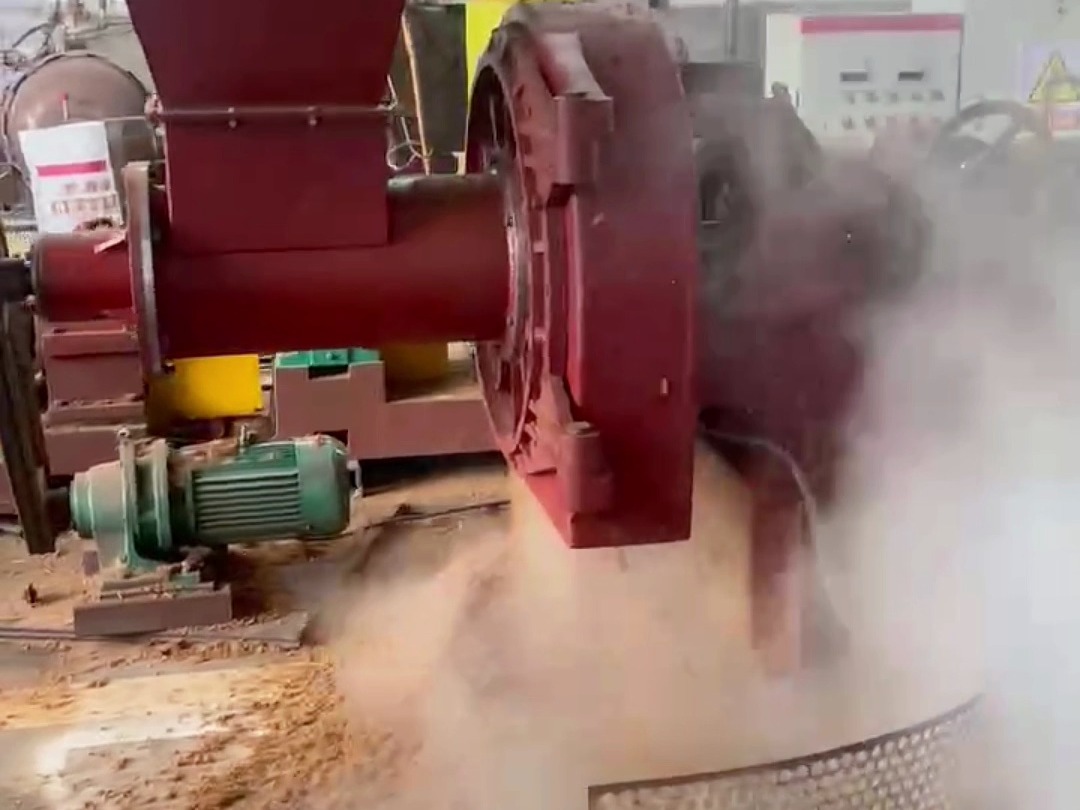 高浓磨浆机将竹子分离成优秀纤维,用于造纸,生产的纸张撕裂度高,韧性