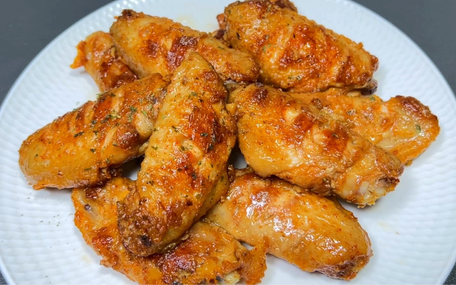 快来做这个椒盐鸡翅吧,咸香鲜美外焦里嫩又多汁,太好吃了