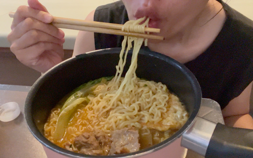 今天吃红烧牛肉方便面(豪华版