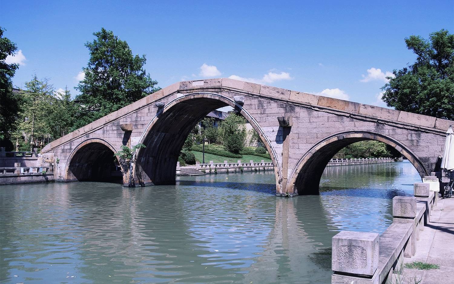 这座桥建于明代 至今已有400余年的历史 上海竖它为文物点