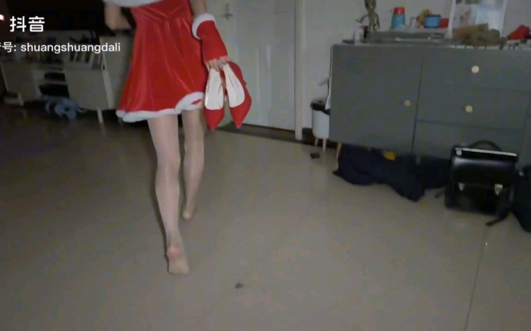 白丝妈妈半夜脱高跟鞋给孩子送礼物