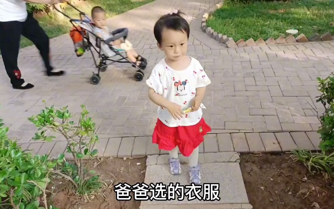 [图]爸爸第1次给女儿买衣服，眼光很棒，小丫头穿上不愿脱下，哈哈