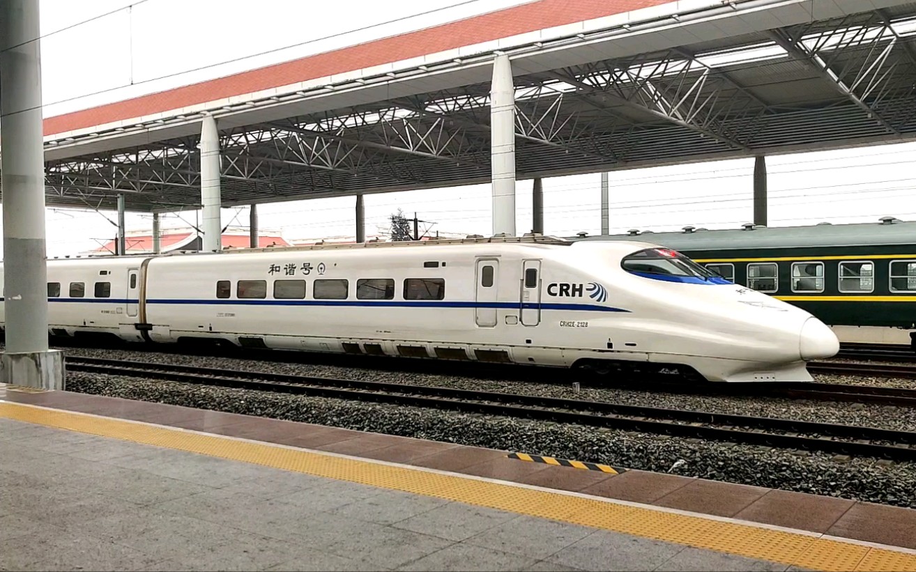 铁路随拍由于前方列车出站crh2e低速通过漳州站