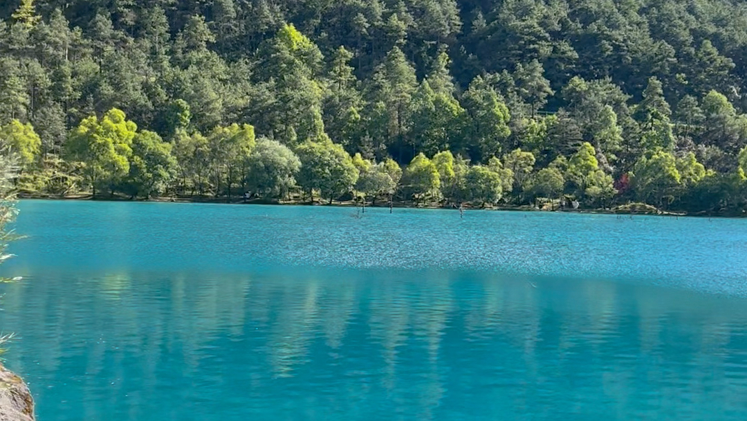 玉液湖在丽江蓝月谷风景区内湖水碧蓝宛若仙境置身其中有一种恍如隔世