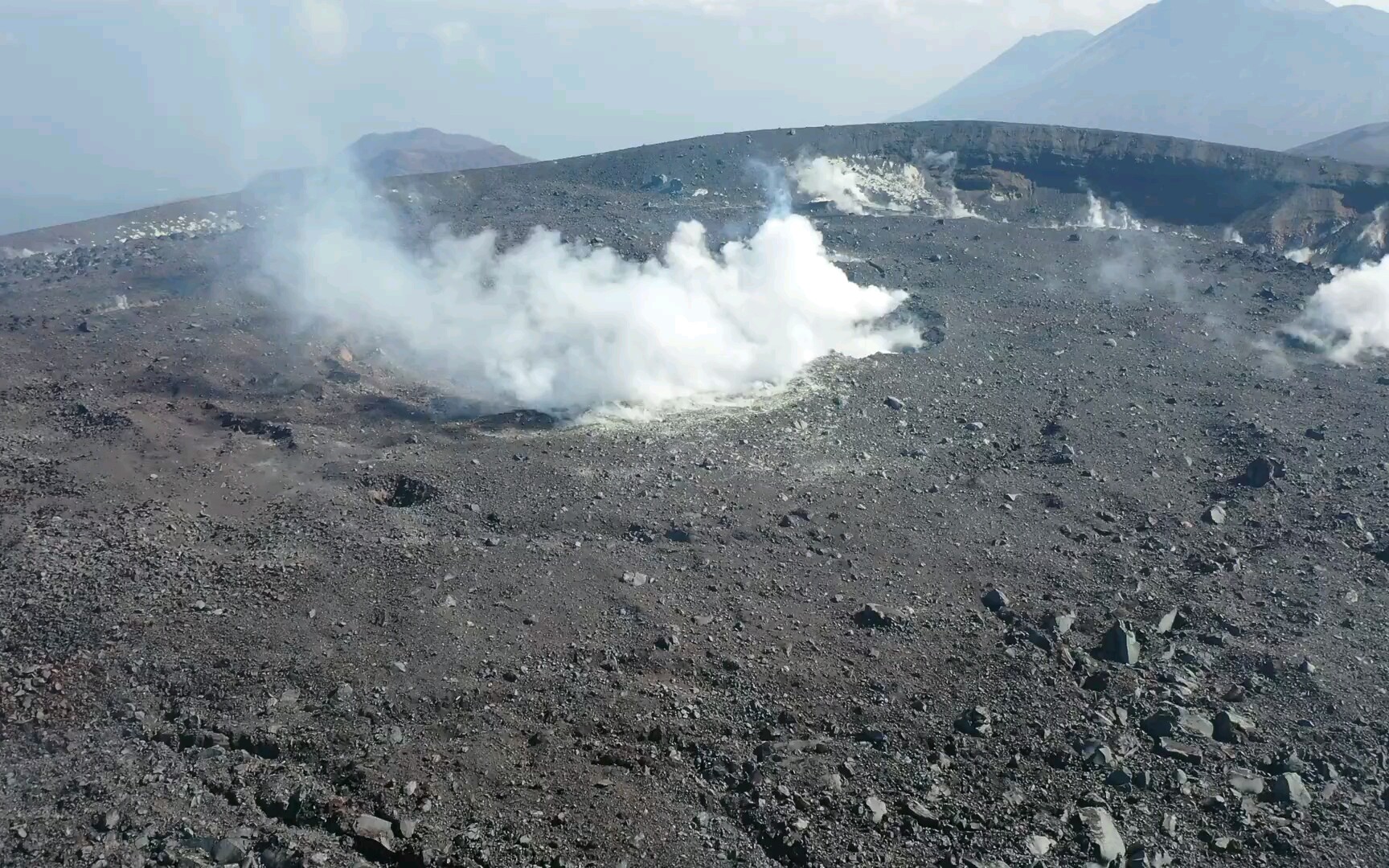 日本新燃岳火山口内航拍