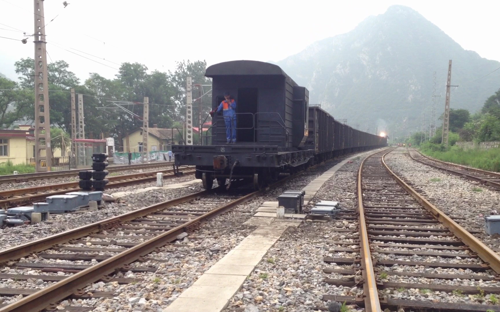 京門鐵路落坡嶺站加掛守車上山(2016年7月)