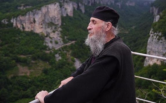 美国毒贩突然变成僧侣在36米高的岩石顶建房子一人独居