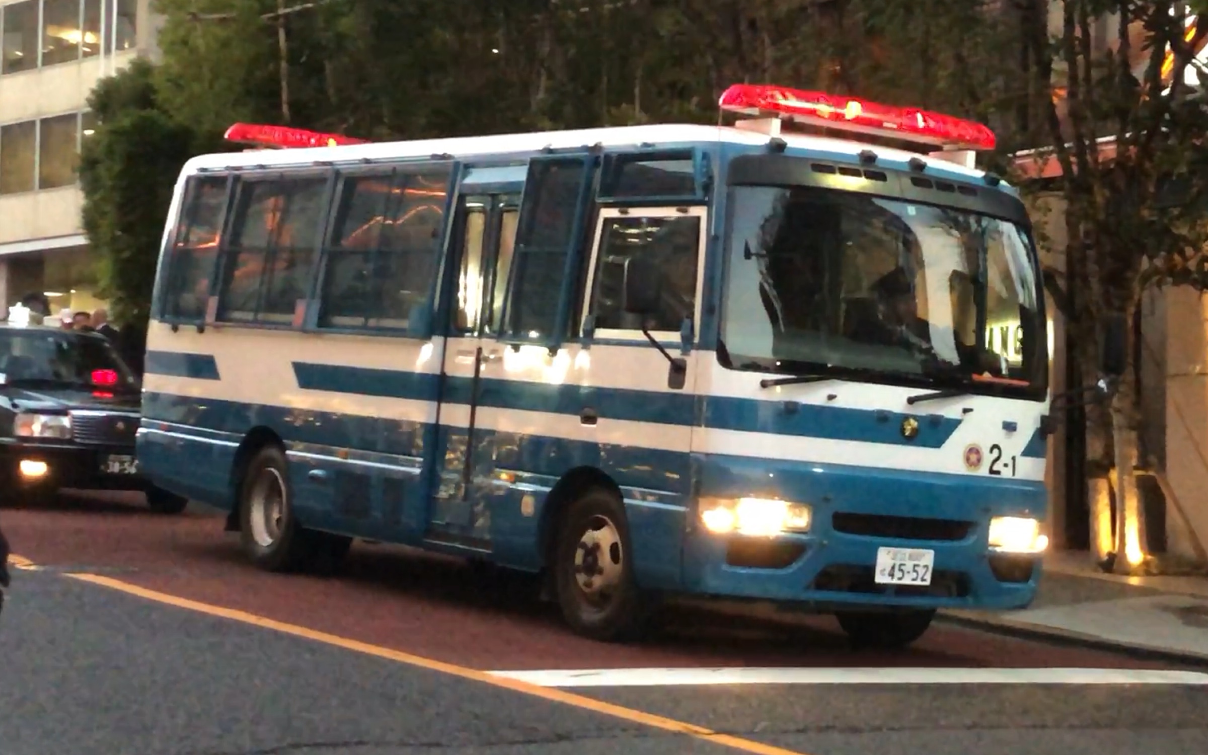 【实拍】经过除夕东京铁塔下的警视厅运输车辆