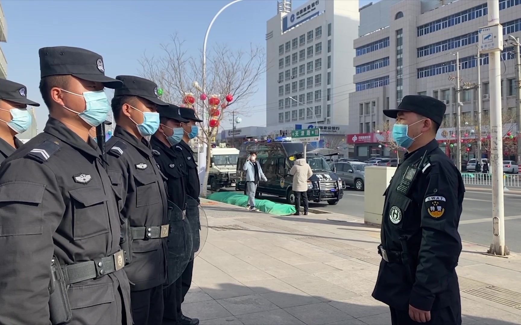 [图]跟着警花小姐姐来看看节日期间的他们在干什么呢