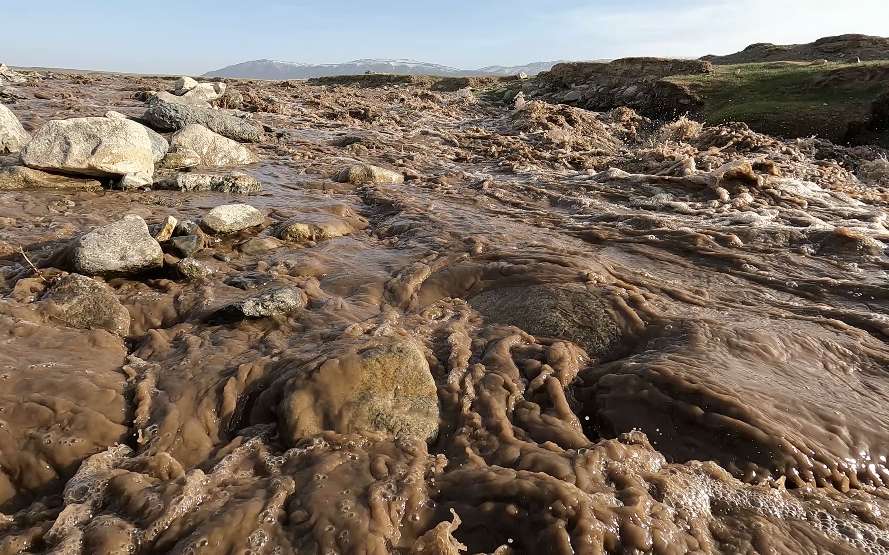 去山区游玩,注意融雪性洪水