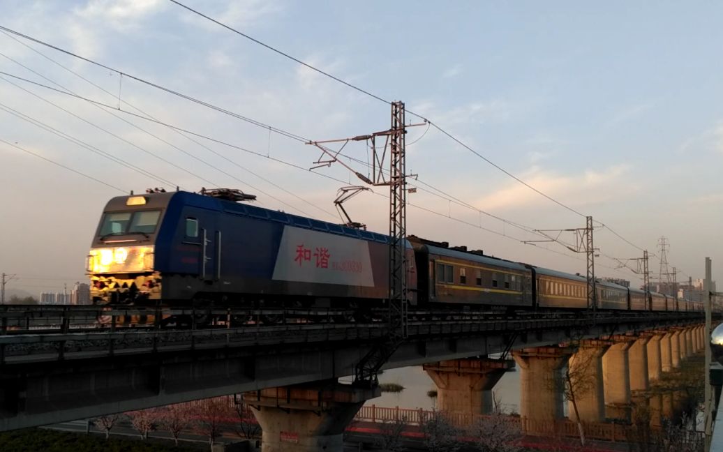 铁路k2388次列车通过小凌河铁路桥