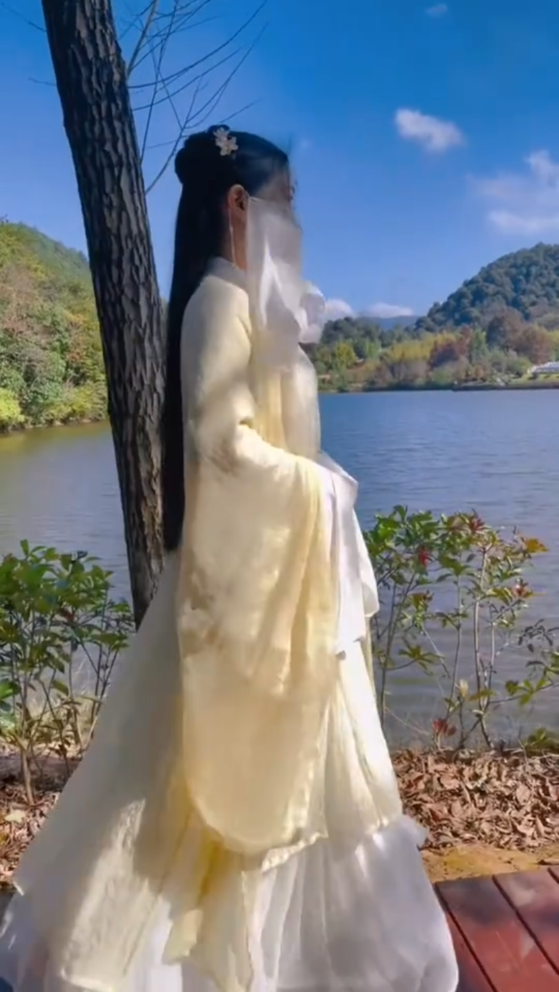 面纱美女去见山