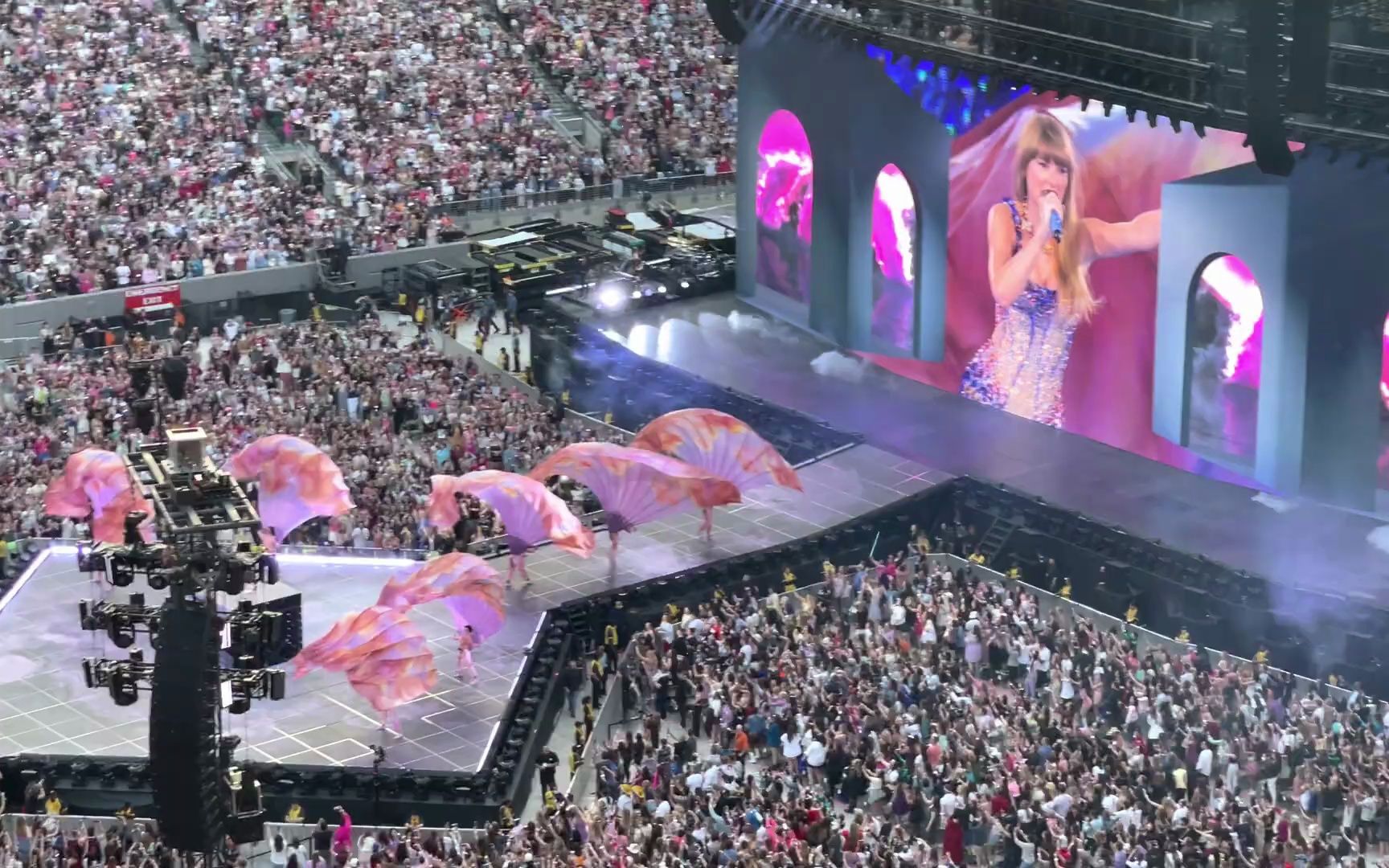 [图]万人合唱《Cruel Summer》霉霉时代巡演 - 新泽西场次 #Taylorswift the eras tour