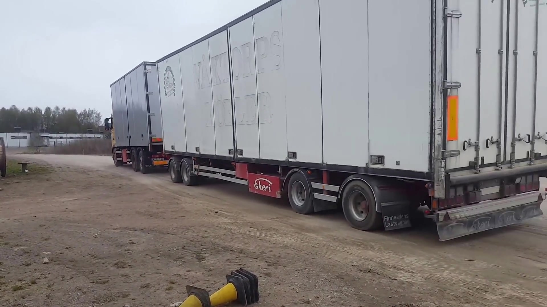 沃尔沃超长全挂车倒车