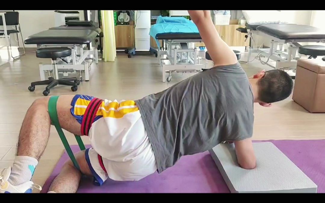 用弹力带辅助核心训练,锻炼核心肌群9499!