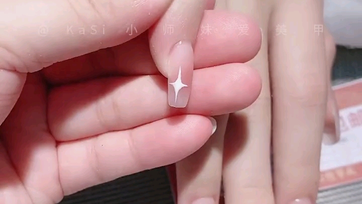 手绘十字星美甲78俏皮又可爱