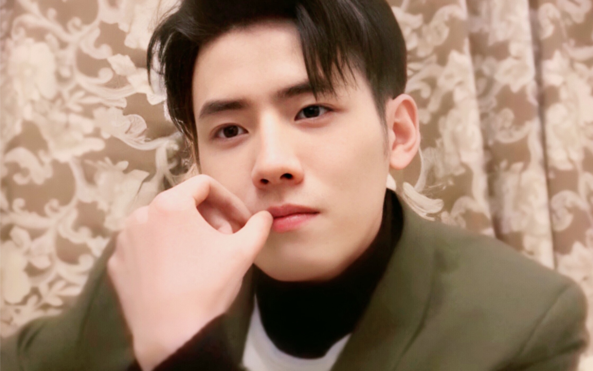 r1se任豪云看秀太帅了帅气总裁在线开视频会议