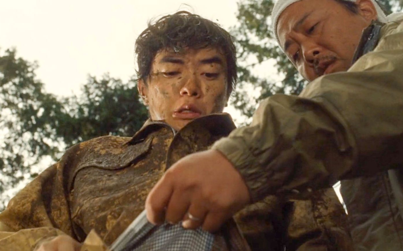 穷电影男子觉得屁股有点痒还发现了血迹翻开一看其他人大笑