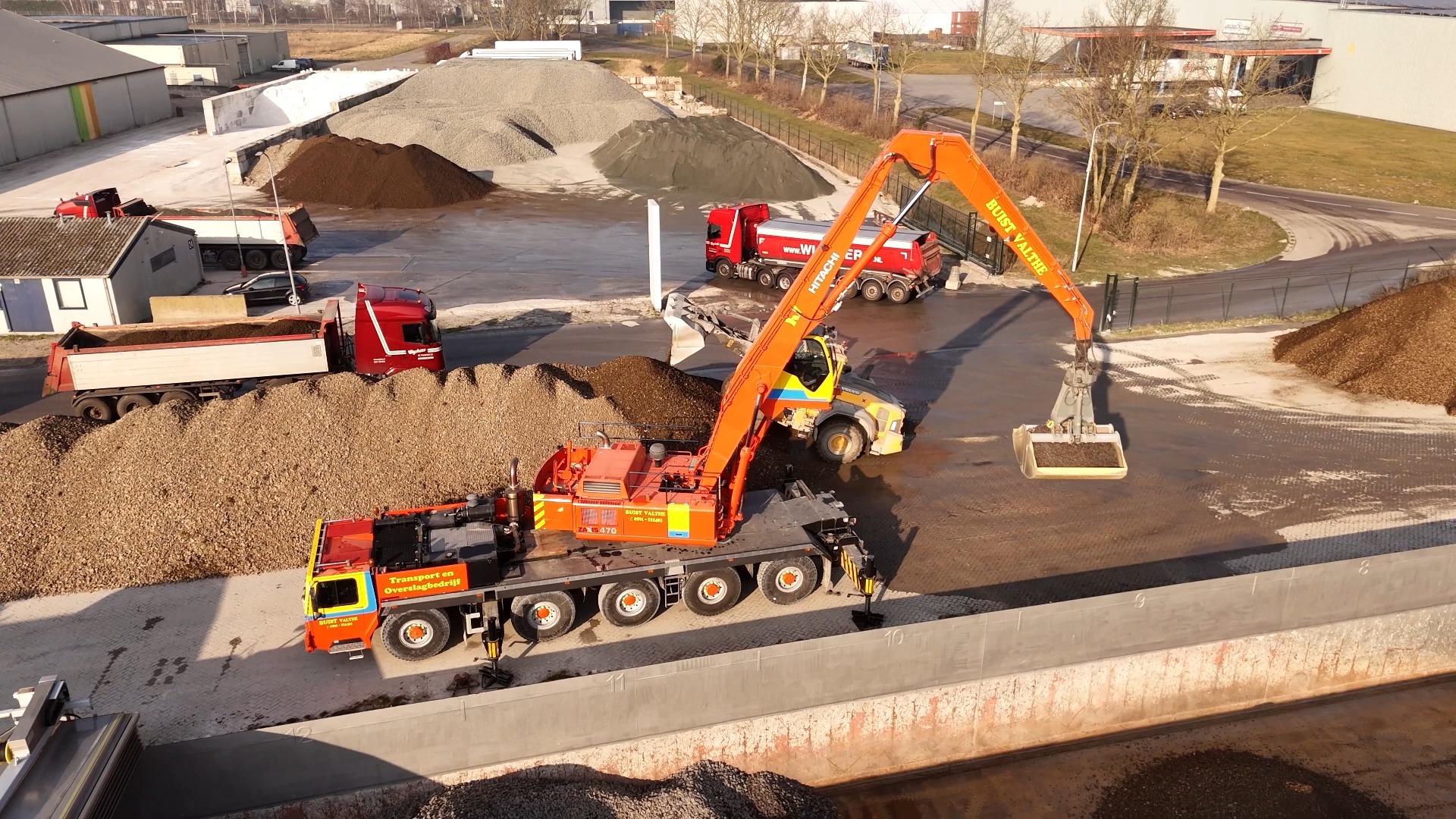 日立zaxis 470移动式抓料机在码头工作